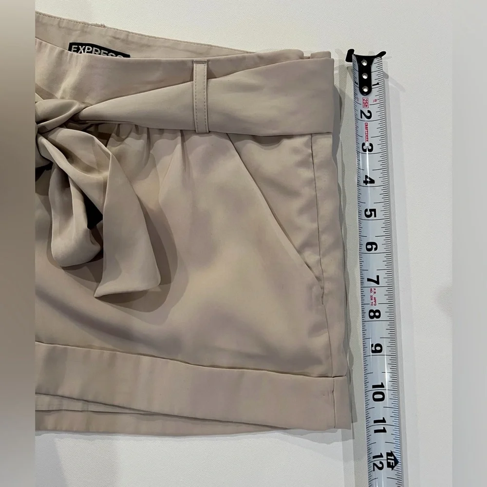 Express Obi Belt Cream Khaki Shorts Tailored Sash Cuffed Size 6 - Picture 2 of 9